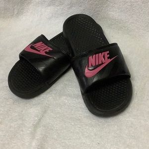 pink nike flip flops